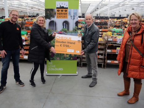 2020-11-21-Verver-overhandigt-cheque-bloembollenoutlet_web-463×348